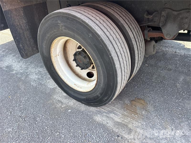 Freightliner M2 106 4x2 Van Truck Грузовики-Фургоны