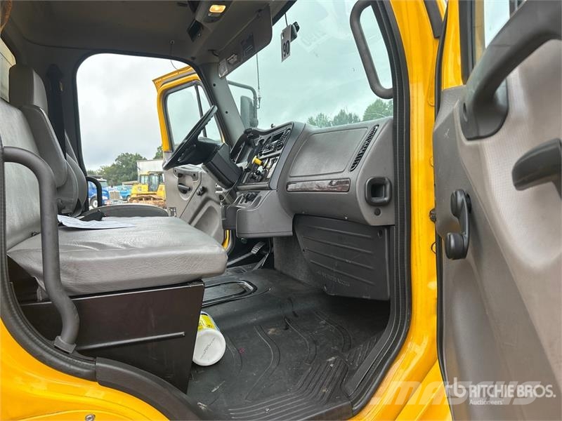 Freightliner M2 106 4x2 Van Truck شاحنات ذات هيكل صندوقي