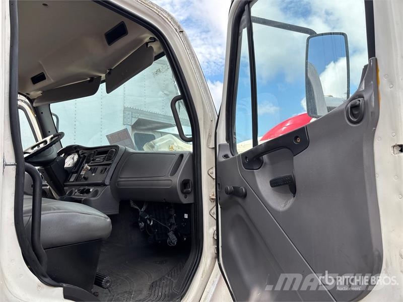 Freightliner M2 106 4x2 Van Truck (Inoperable) 貨箱式卡車