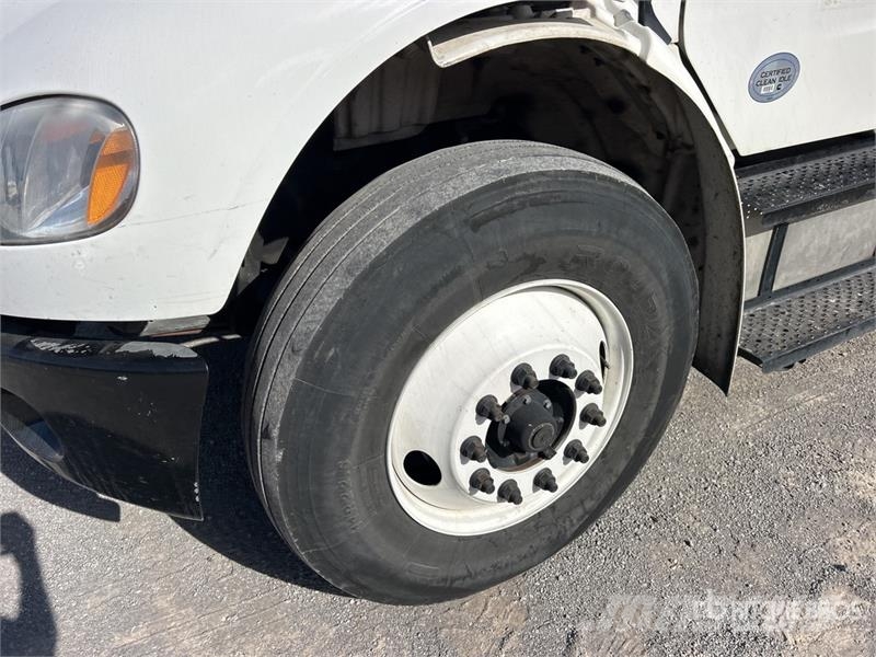 Freightliner M2 106 4x2 Van Truck (Inoperable) Fast kasse