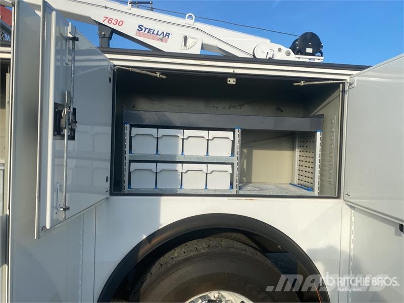 Freightliner M2 106 4x2 Service Truck Комбинированные дорожные машины