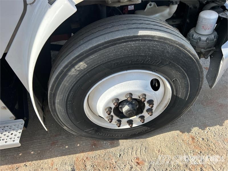 Freightliner M2 106 4x2 Van Truck Camiones con caja de remolque
