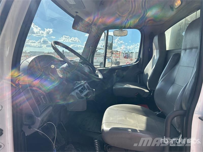 Freightliner M2 106 4x2 Van Truck Samochody ciężarowe ze skrzynią zamkniętą