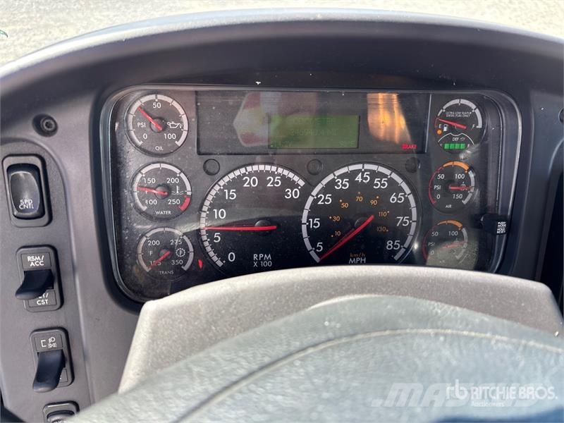 Freightliner M2 106 4x2 Van Truck Skåpbilar