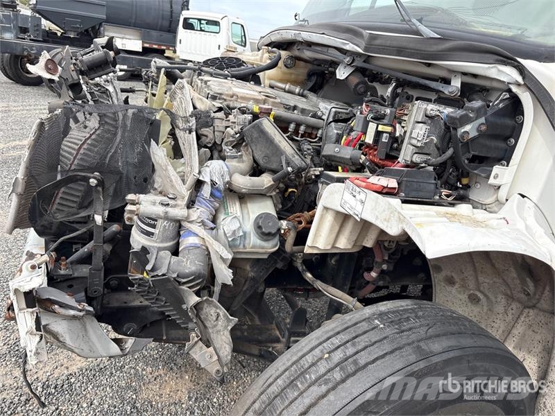 Freightliner M2 106 4x2 Cargo Van Truck Sunkvežimiai su dengtu kėbulu