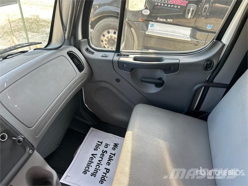 Freightliner M2 106 4x2 Van Truck Camiones con caja de remolque