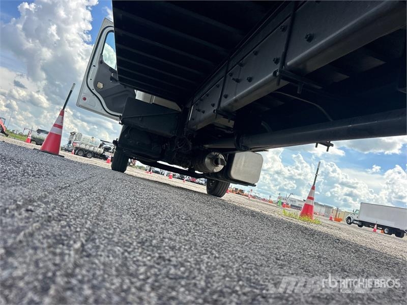Freightliner M2 106 4x2 Sleeper Van Truck (Inoperable) Caminhões baú