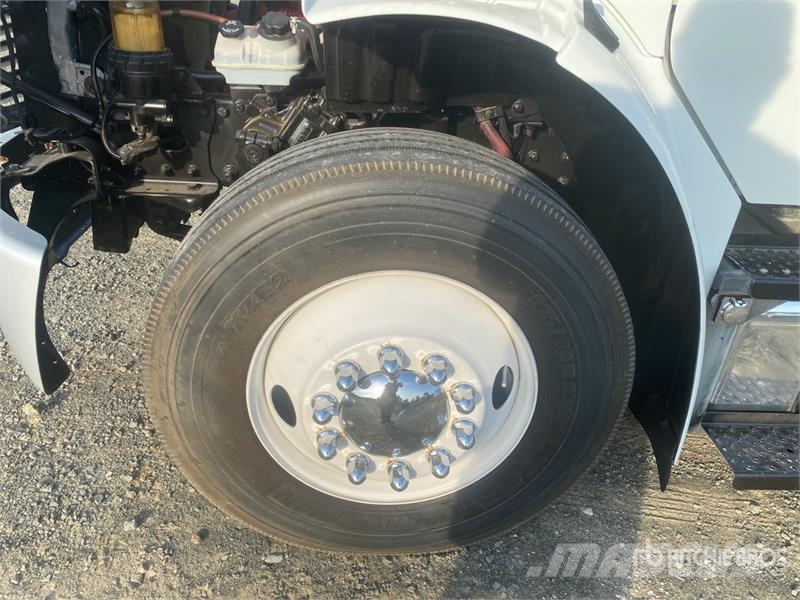 Freightliner M2 106 4x2 Service Truck Комбинированные дорожные машины