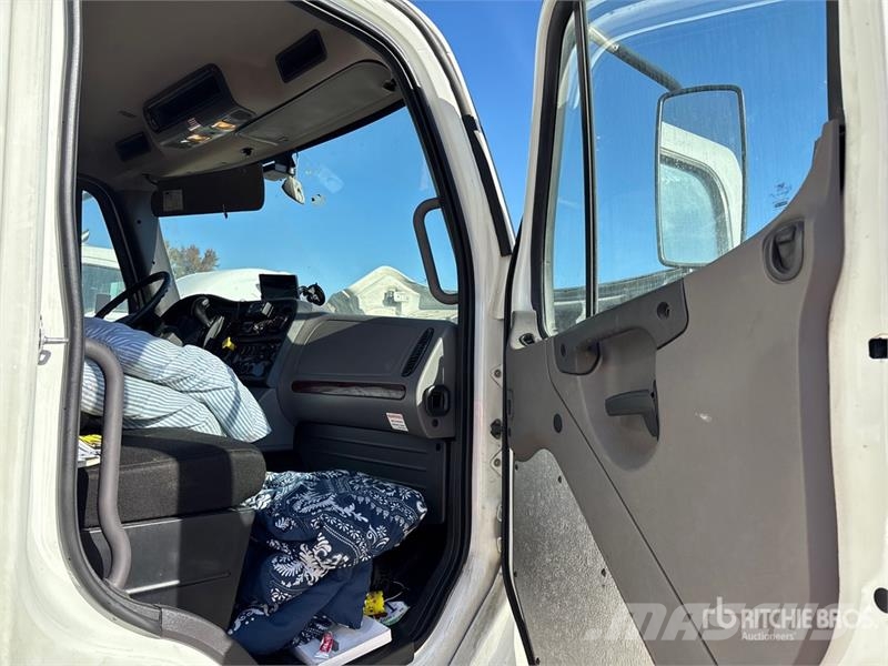 Freightliner M2 106 4x2 Van Truck Camiones con caja de remolque