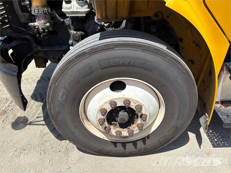 Freightliner M2 106 4x2 Van Truck Грузовики-Фургоны