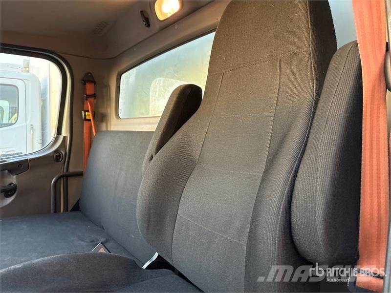 Freightliner M2 106 4x2 Van Truck Furgons