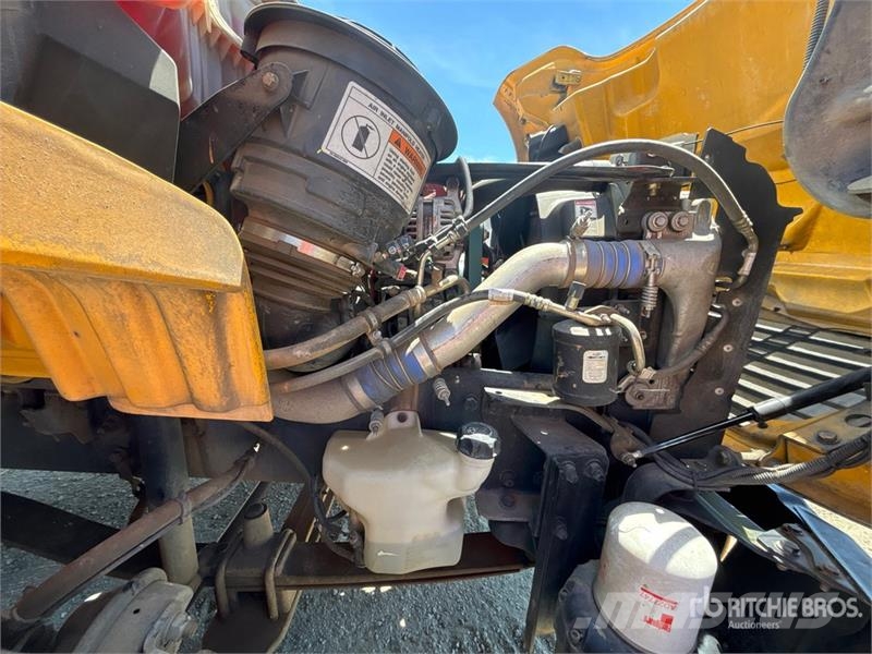 Freightliner M2 106 4x2 Van Truck Грузовики-Фургоны