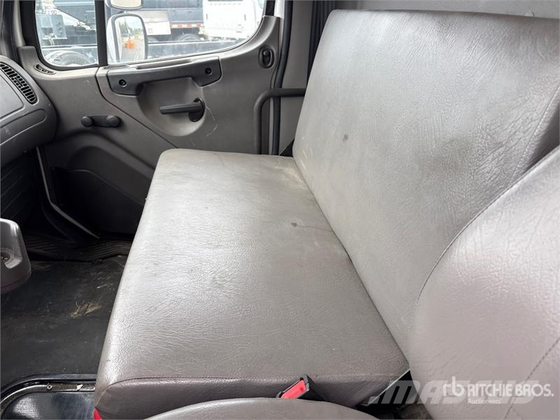 Freightliner M2 106 4x2 Cargo Van Truck Sunkvežimiai su dengtu kėbulu