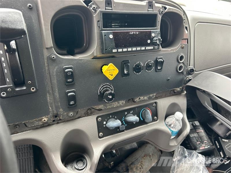Freightliner M2 106 4x2 Van Truck شاحنات ذات هيكل صندوقي