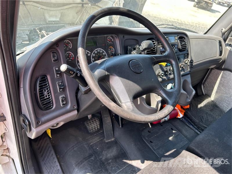 Freightliner M2 106 4x2 Van Truck Box trucks