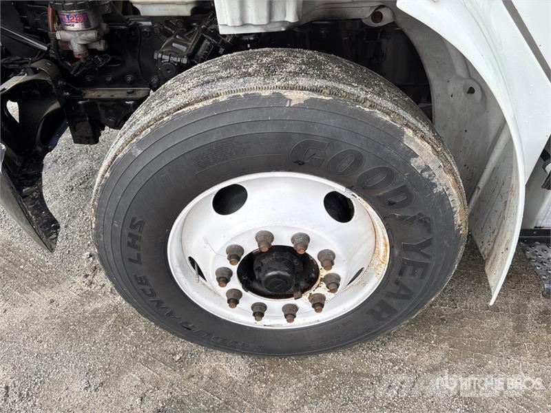 Freightliner M2 106 4x2 Van Truck Грузовики-Фургоны