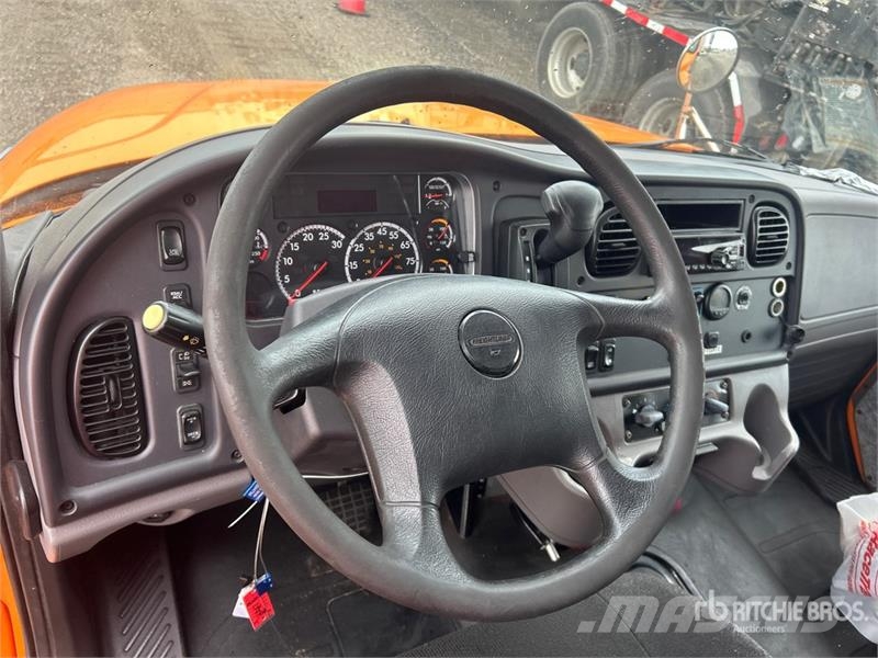 Freightliner M2 106 4x2 Van Truck Box trucks