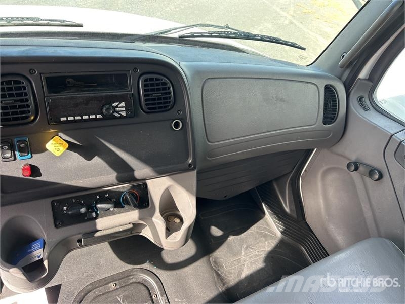 Freightliner M2 106 4x2 Van Truck (Inoperable) Fast kasse