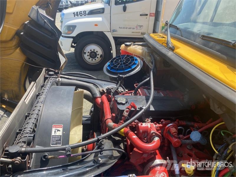Freightliner M2 106 4x2 Van Truck Каросерии