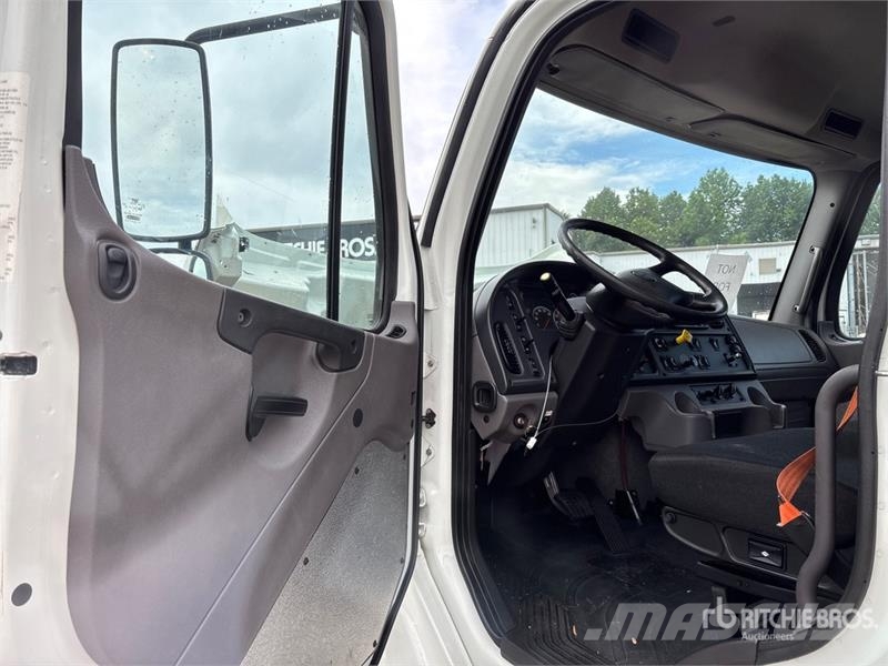 Freightliner M2 106 4x2 Van Truck Грузовики-Фургоны