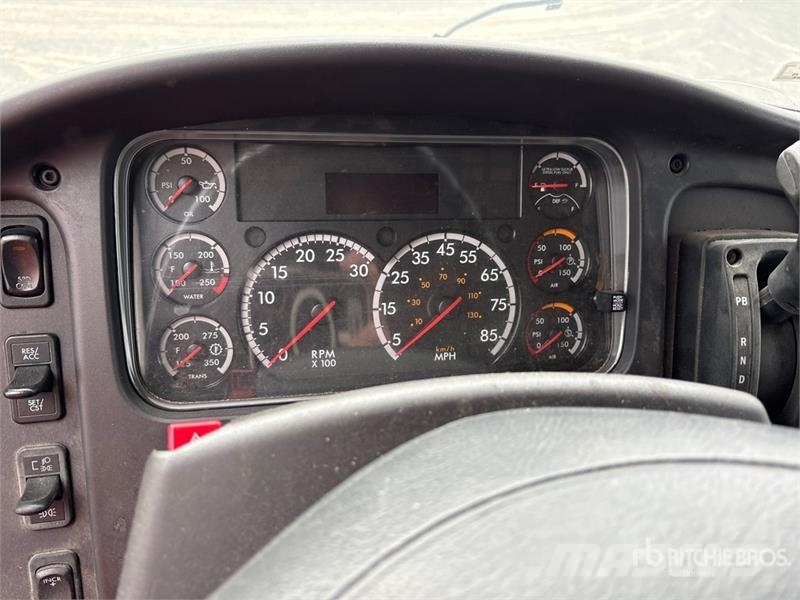 Freightliner M2 106 4x2 Cargo Van Truck Sunkvežimiai su dengtu kėbulu