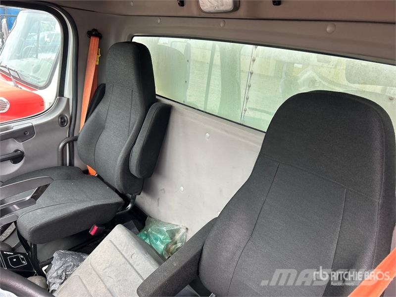 Freightliner M2 106 4x2 Van Truck شاحنات ذات هيكل صندوقي