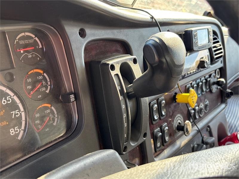 Freightliner M2 106 4x2 Van Truck Camiones con caja de remolque