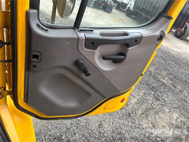 Freightliner M2 106 4x2 Van Truck شاحنات ذات هيكل صندوقي