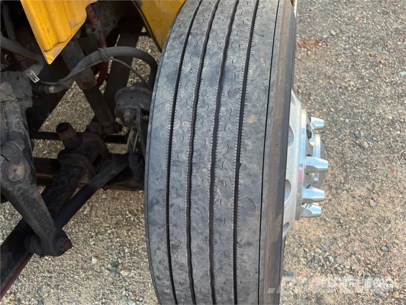 Freightliner M2 106 4x2 Van Truck شاحنات ذات هيكل صندوقي