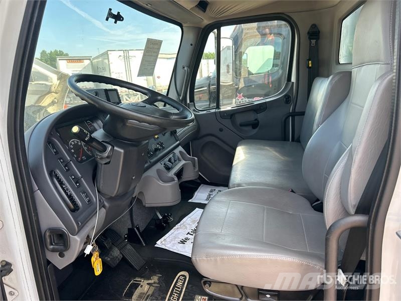 Freightliner M2 106 4x2 Van Truck Camiones con caja de remolque