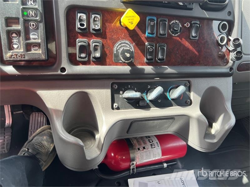 Freightliner M2 106 4x2 Van Truck شاحنات ذات هيكل صندوقي