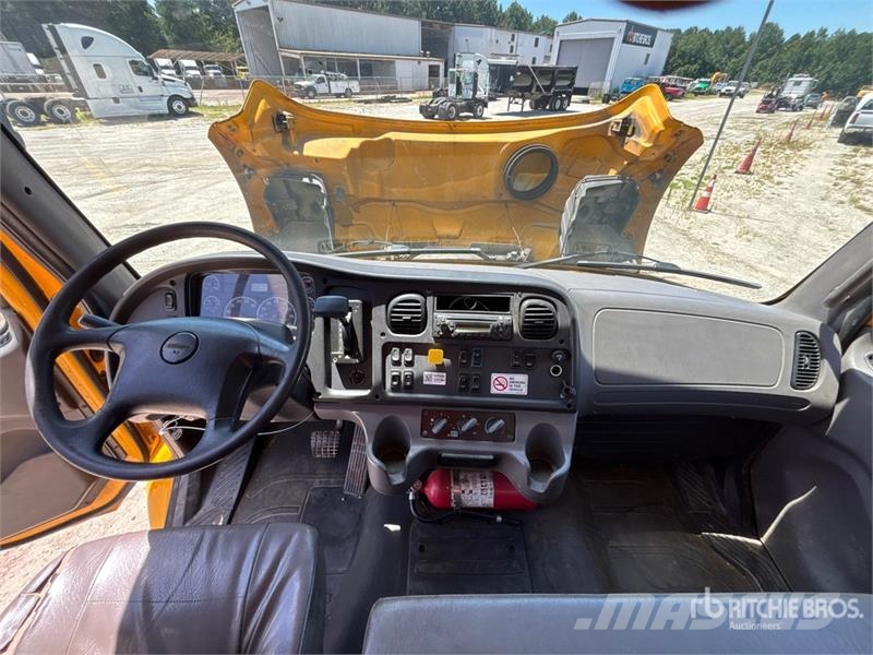 Freightliner M2 106 4x2 Van Truck Грузовики-Фургоны