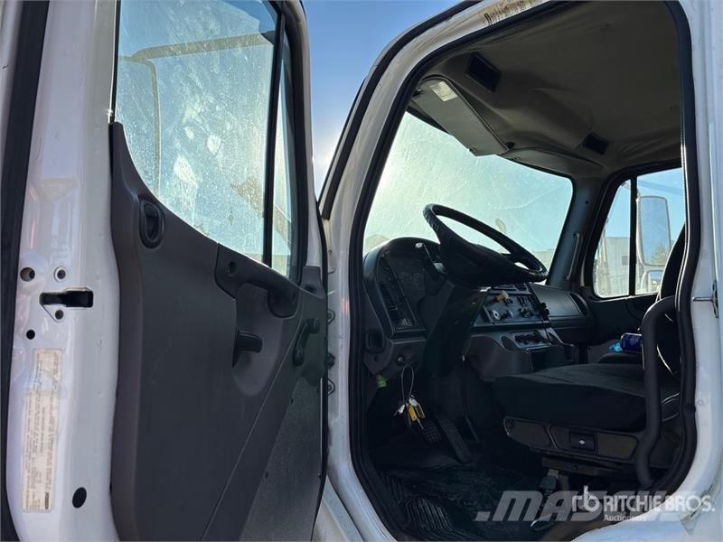 Freightliner M2 106 4x2 Van Truck Furgons