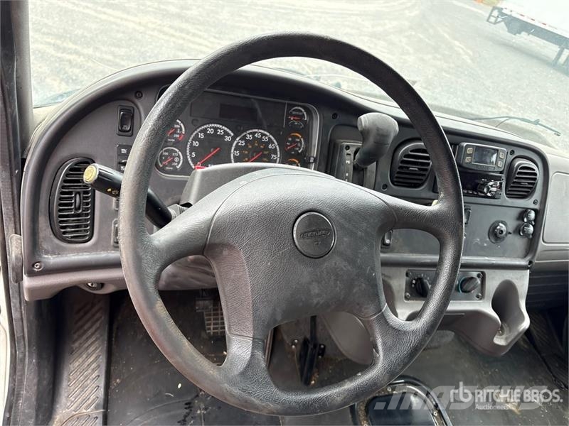 Freightliner M2 106 4x2 Cargo Van Truck Sunkvežimiai su dengtu kėbulu