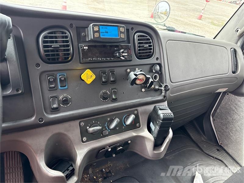 Freightliner M2 106 4x2 Van Truck (Inoperable) Furgons