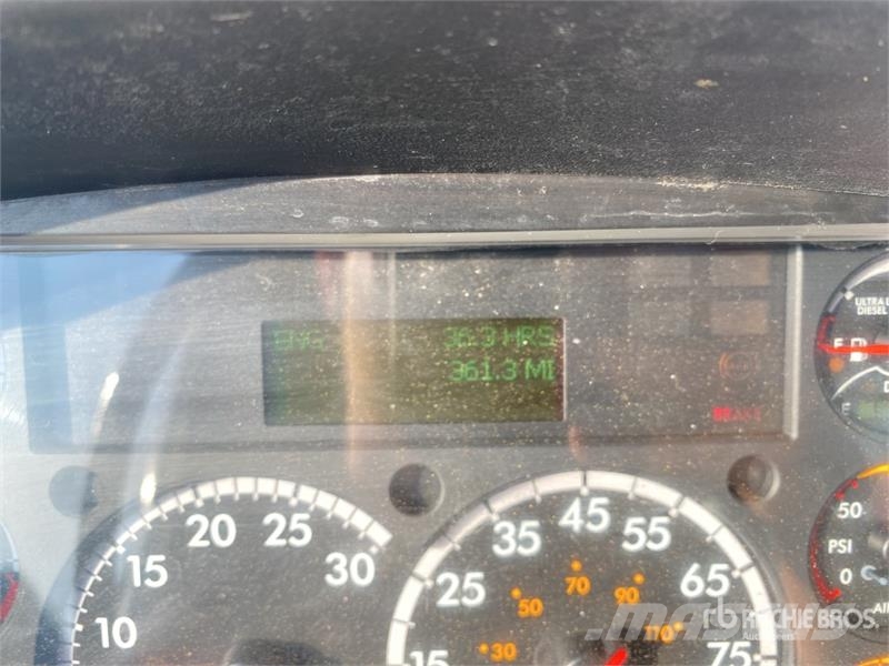 Freightliner M2 106 4x2 Service Truck Комбинированные дорожные машины