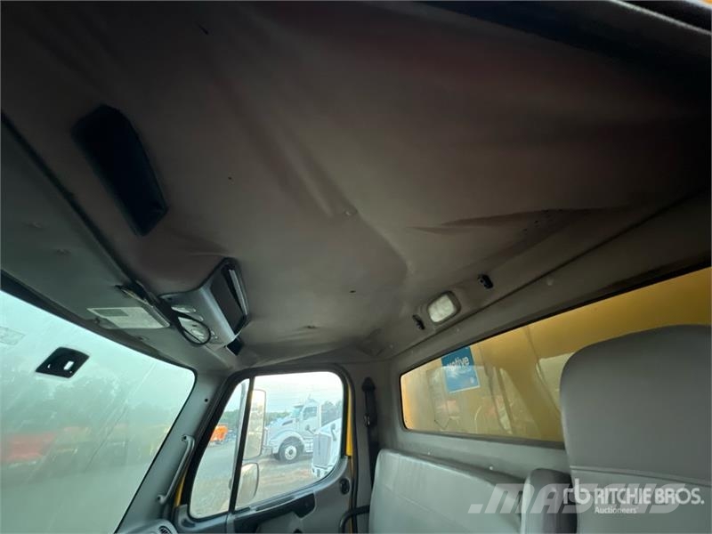 Freightliner M2 106 4x2 Van Truck شاحنات ذات هيكل صندوقي