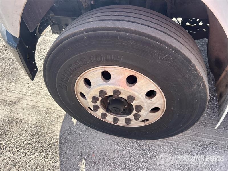 Freightliner M2 106 4x2 Van Truck Samochody ciężarowe ze skrzynią zamkniętą