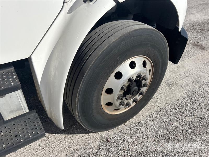 Freightliner M2 106 4x2 Van Truck Samochody ciężarowe ze skrzynią zamkniętą