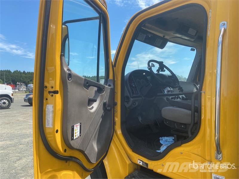 Freightliner M2 106 4x2 Van Truck Каросерии