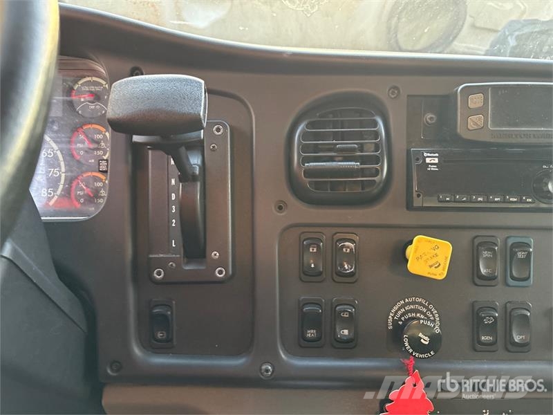 Freightliner M2 106 4x2 Van Truck Furgons