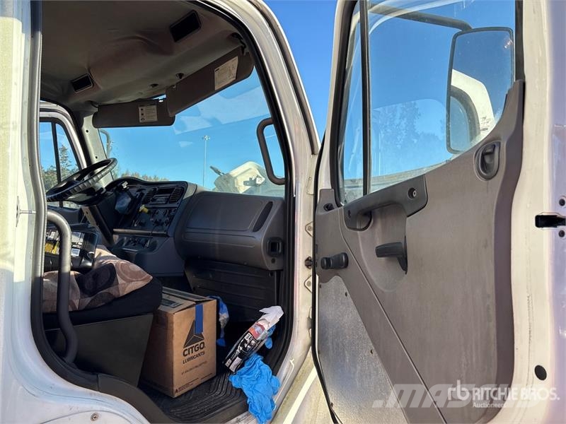 Freightliner M2 106 4x2 Van Truck Furgons