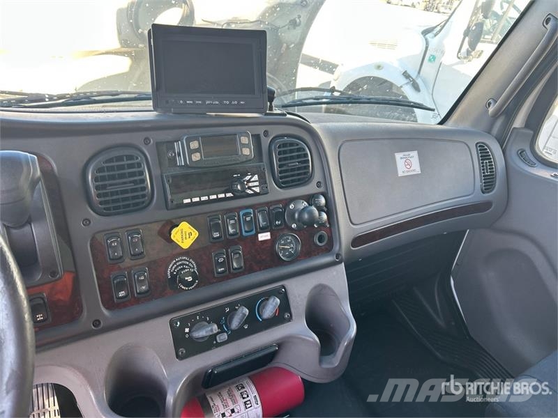 Freightliner M2 106 4x2 Van Truck Фургони