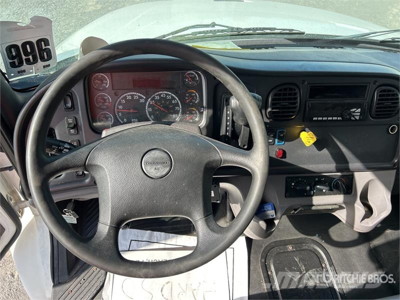 Freightliner M2 106 4x2 Van Truck (Inoperable) Fast kasse