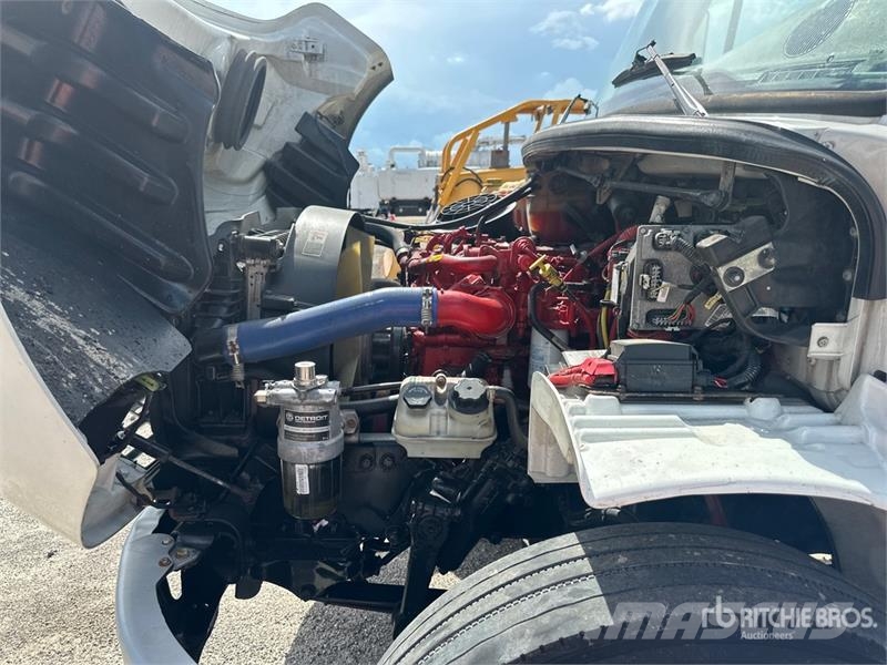 Freightliner M2 106 4x2 Van Truck شاحنات ذات هيكل صندوقي