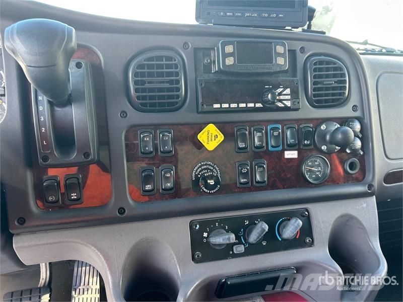 Freightliner M2 106 4x2 Van Truck Фургони