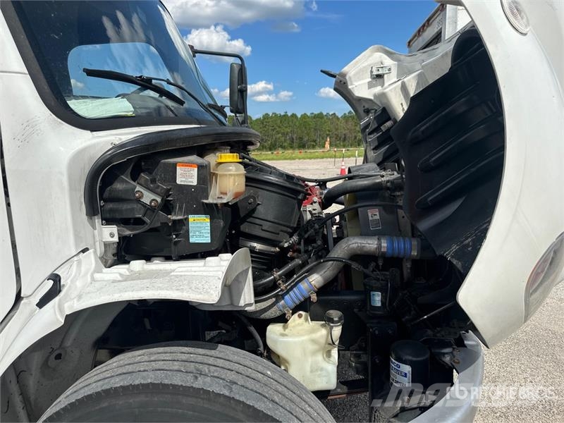 Freightliner M2 106 4x2 Van Truck شاحنات ذات هيكل صندوقي