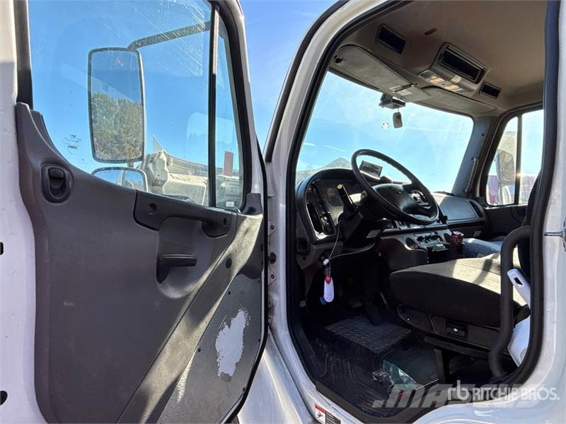 Freightliner M2 106 4x2 Van Truck Camiones con caja de remolque