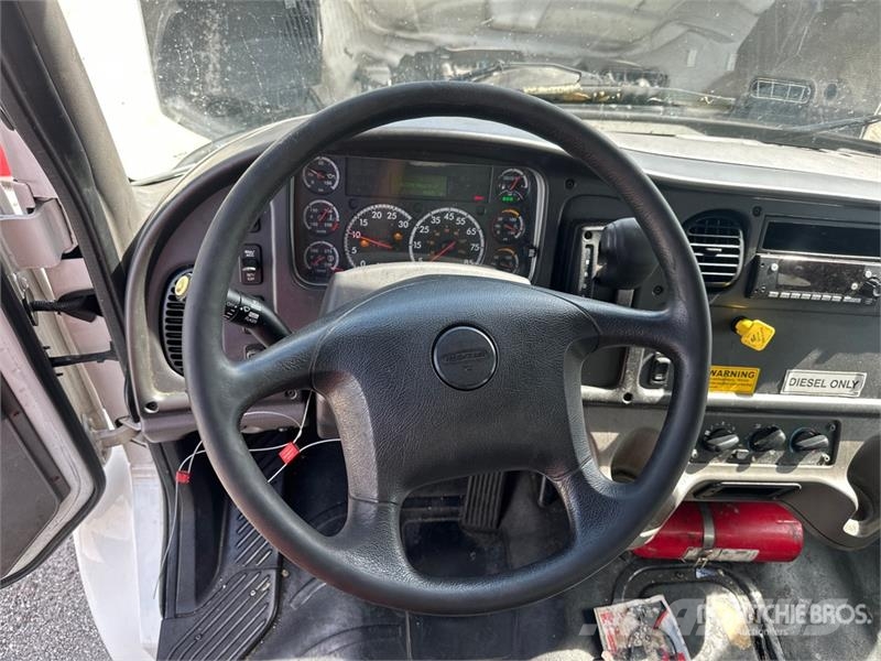 Freightliner M2 106 4x2 Van Truck شاحنات ذات هيكل صندوقي