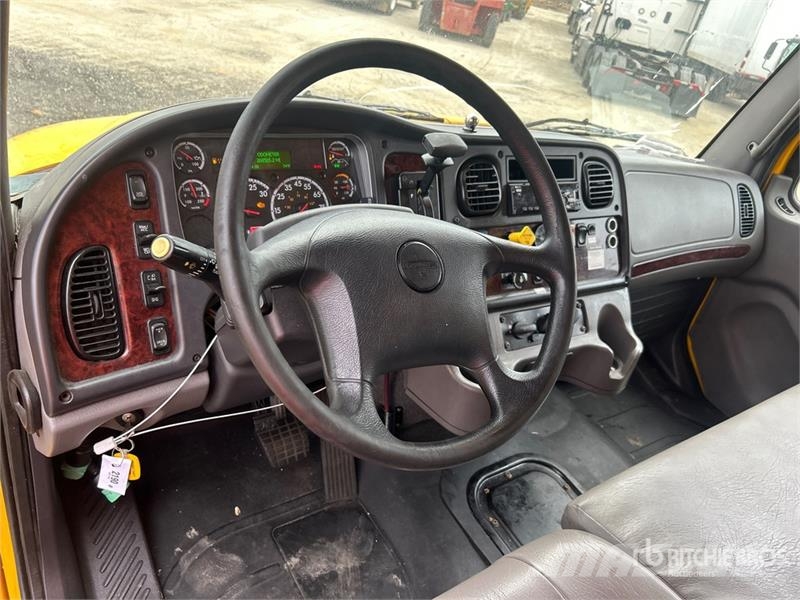 Freightliner M2 106 4x2 Van Truck شاحنات ذات هيكل صندوقي